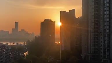 早晨日出光线透过大楼实拍视频视频的预览图